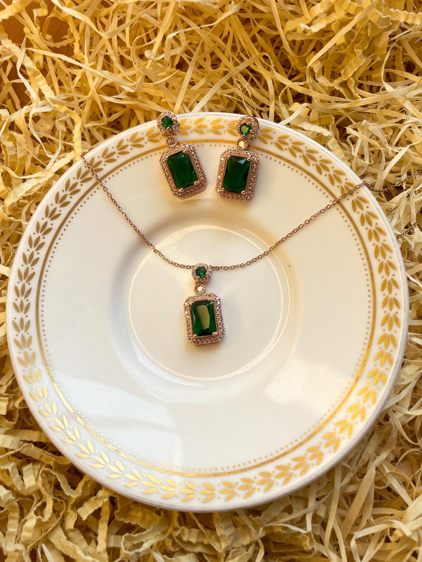 Regal Victorian Green Gemstone Necklace With Earrings Set