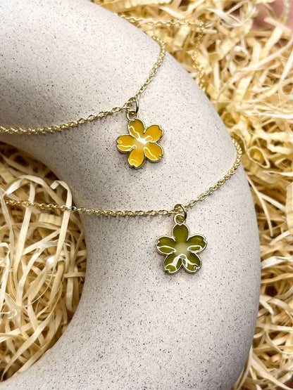 Small Glossy Flower Enamel Golden Necklace: Olive Green